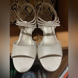 NWOT- NWOB Nude Beige Cream light glitter sandals heels Size 8M